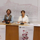 Elena Aguado, concejala de Cultura que sustituye en el cargo a Evelia Fernández, ayer, junto a Rafael Saravia, presentando Palabra. DL