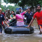 Voluntarios ayudan a evacuar a vecinos de las zonas inundadas en Kozhikode. /