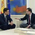 Mariano Rajoy y Pedro Sánchez este lunes en la Moncloa.