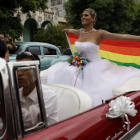 Activista LGTB pasea montada en un descapotable blanco por La Habana