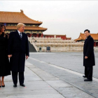 Donald Trump, su esposa, Melania, y Xi Jinping, en la Ciudad Prohibida de Pekín.
