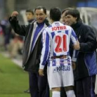 Rubén Vega le comenta algo a Nabil justo antes de botarse un córner