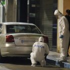 Agentes de la Policía Científica inspeccionan las inmediaciones de la vivienda ubicada en la calle Quijote de Elda donde un niño de ocho años fue hallado anoche muerto con signos de violencia.