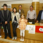 Los ganadores del concurso de dibujo sobre lucha leonesa posan juntos tras la entrega de premios.