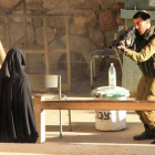 Imágenes tomadas en el momento antes de que la joven palestina fuera disparada por un soldado israelí en un control en la ciudad de cisjordana de Hebrón.