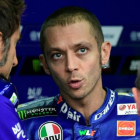 Valentino Rossi dialoga con sus técnicos.