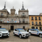 Un Kia Sportage para la Patrulla Verde, y dos Seat Ateca, para la unidad de Seguridad Ciudadana y la de Tráfico, son los nuevos vehículos que elevan a nueve el número de coches y furgonetas de la Policía Municipal de Ponferrada. Dos de ellos cuentan además con desfibriladores para casos de urgencia. LDM