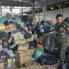 Las fuerzas aéreas de Malasia preparan provisiones para enviar a las áreas afectadas por las inundaciones.