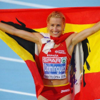 Marta Domínguez posa con la bandera de España tras la final de los 3000 m. obstáculos en el campeonatos de Europa de atletismo celebrado en Barcelona en 2010.