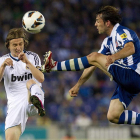El jugador del Espanyol, Víctor Sánchez, disputa un balón con el croata Luka Modric.
