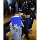 Fritzl se cubre el rostro con un archivador al comienzo del juicio