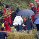 Agentes de la Erzaintza rescataron ayer el cadáver encontrado en una sima.