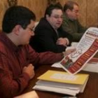 El técnico Javier Martínez, el alcalde de Pajares, Julio César Fernández, y el cocinero Alonso Alcón