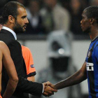 Guardiola y Etoo se saludan tras un partido de Champions entre el Barça y el Inter, en San Siro en el 2010.