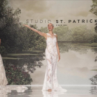 La modelo Karolina Kurkova, junto a dos modelos,  saluda al final de desfile de la colección Studio St  Patrick 2018.
