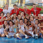 Las chicas de la selección femenina de baloncesto sub-16 celebrando el triunfo del Campeonato.