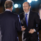 Rubalcaba saluda al moderador del debate, Manuel Campo Vidal, a su llegada.
