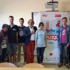 El grupo de Yuzz León junto al experto en marketing Jordi Pla.