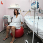 Una mujer durante el período de dilatación en el Hospital del Bierzo, donde se ha introducido el uso de la pit-ball para favorecer la dilatación.