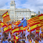 Banderas de España, durante la manifestación de ayer en Barcelona. ENRIC FONTCUBERTA