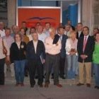 Carrasco se hizo una foto con los candidatos ante la sede del PP