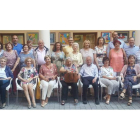 Foto de familia de los socios del Nuevo Recreo Industrial que exponen sus obras de arte. DL