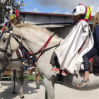 Los jinetes enmascarados ofrecen subir a los caballos durante sus acciones. DL