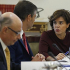 Soraya Sánez de Santamaría conversa con Rafael Catalá, junto al ministro Cristóbal Montoro e Íñigo de la Serna, este sábado, al inicio del Consejo de Ministros extraordinaro.