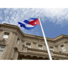 La bandera cubana ondea ya en su embaja estadounidense de Washington.