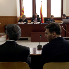 Lionel Messi, derecha, y su padre Jorge Messi cuando declararon en la sala de la Audiencia de Barcelona. A. ESTÉVEZ