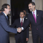 Rajoy saluda a Felipe VI ante la mirada del presidente de México, Enrique Peña Nieto.