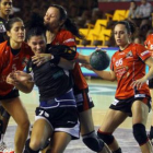 La defensa leonesa no impidió que el Sagunto empatara.