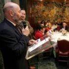 José Antonio Ramírez Lozano recogió ayer de manos de Alejandro Valderas el González de Lama del 2003