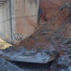 Imagen del derrumbe de tierra junto a la pasarela sobre las vías del tren en la N-120a. DL