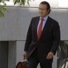 El diputado del PP en la Asamblea de Madrid Jesús Gómez llega a la Audiencia Nacional. VÍCTOR LERENA