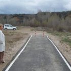 La concejala Manoli Ordás visitó ayer los terrenos que darán continuidad al carril bici desde Villam