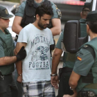 Salah El Karib custodiado por agentes de la Guardia Civil en su traslado hacia la Audiencia Nacional el pasado martes.