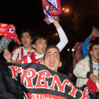 Los aficionados atléticos encendieron una bengala.