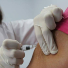 Una paciente recibe la vacuna de la gripe.