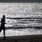 Un corredor en la playa Llarga de Tarragona.