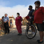 Los vecinos de Quintanilla de Flórez observan con mascarillas la evolución del incendio.