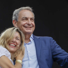 Imagen de Yolanda Díaz con José Luis Rodríguez Zapatero, ayer en un acto en Madrid. JUAN CARLOS CÁRDENAS