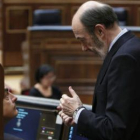 Zapatero conversa con Rubalcaba en el pleno del Congreso.