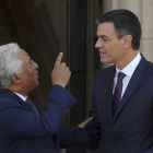 El primer ministro de Portugal, Antonio Costa, con Pedro Sánchez, durante un encuentro en Lisboa, en julio del 2018.
