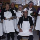 El cocinero Agustín Cuesta, con los participantes en el curso de cocina. CAMPOS
