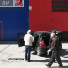 La policía ante el coche de Rosa, en el que murió su compañero Juan.