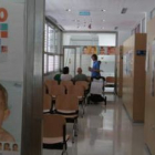 Varios pacientes esperaban ayer en las salas del centro de salud del barrio ponferradino.