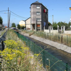 El Canal Bajo del Bierzo, a su paso por la localidad de Cuatrovientos.