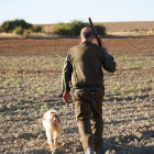 Un cazador  durante el inicio de la media veda de caza en Castilla y Leó