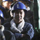 Varios mineros esperan el inicio de su turno de trabajo en una mina de carbón en la ciudad de Diaobingshan.